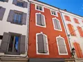 fotografia ozdoby przed domem weselnym