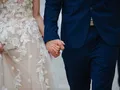 para młoda przed kościołem