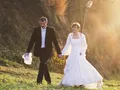 ujęcie Pary Młodej na tle ulicy